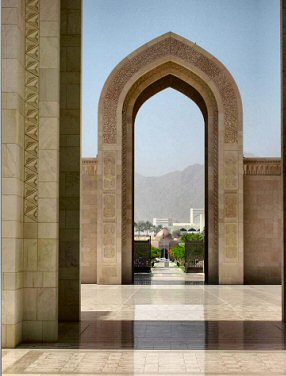 Oman : l'entrée de la grande mosquée.