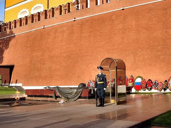 Moscou : le tombeau du soldat inconnu.