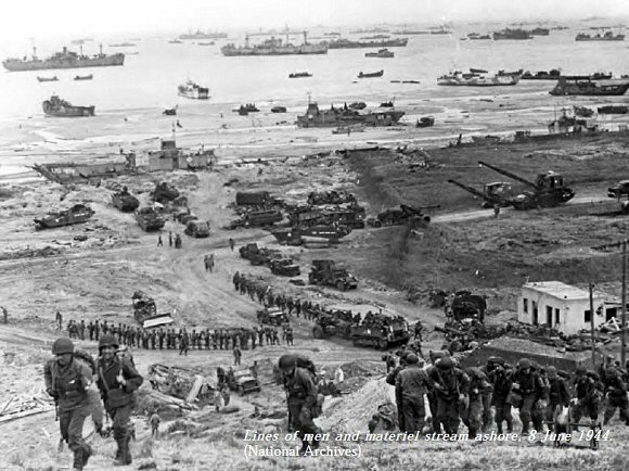 Débarquement de Normandie : troupes alliées et matériel sur une plage.