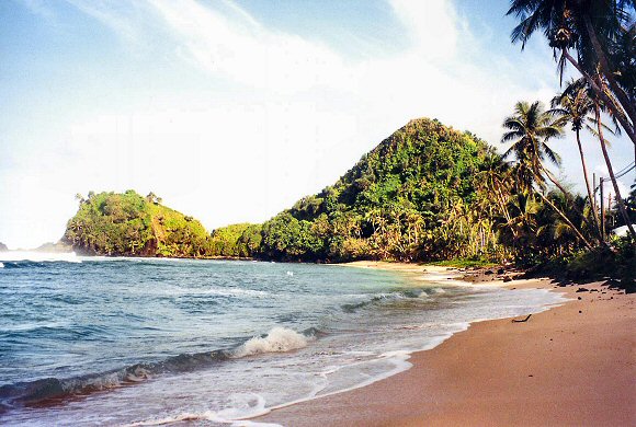 Samoa américaines : un plage près de Pago-Pago.