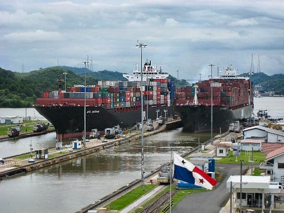 Canal de Panama : navires porte-conteneurs.