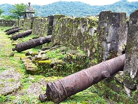 Panama : la forteresse de Portobelo et ses vieux canons.