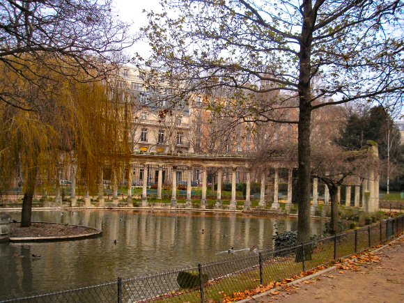 Paris : la Naumachie du Parc Monceau.