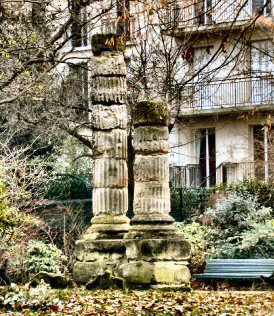 Paris : colonnes grecques dans le Parc Monceau.