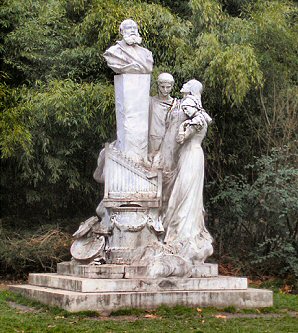 Paris : statue de Gounod dans le Parc Monceau.