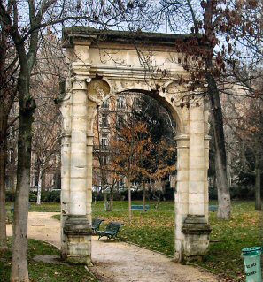 Paris : porte de l'ancien Htel de Ville au Parc Monceau.