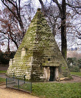 Paris : pyramide du Parc Monceau.