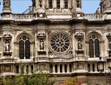 Paris : façade de l'église de la Trinité.