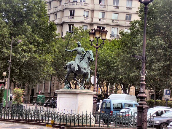 Paris : place Saint-Augustin (statue de Jeanne d'Arc).
