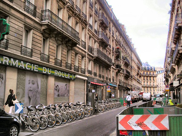 Paris : Rue du Commandant Rivire.