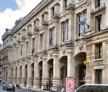 Paris : l'htel des Postes, rue du Louvre.