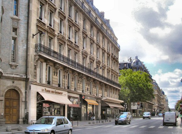 Paris : la rue du Louvre.