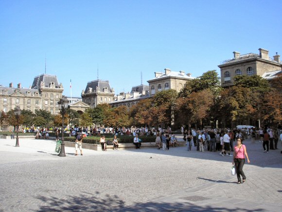 Parvis de Notre-Dame,  Paris (4e arrondissement).
