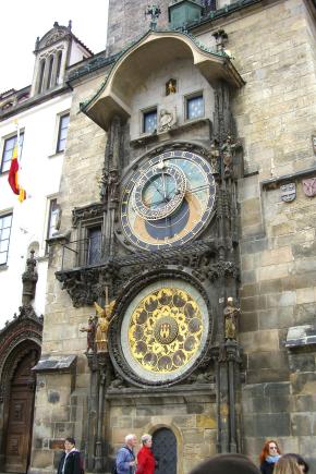 Prague : l'horloge de l'hôtel de Ville.