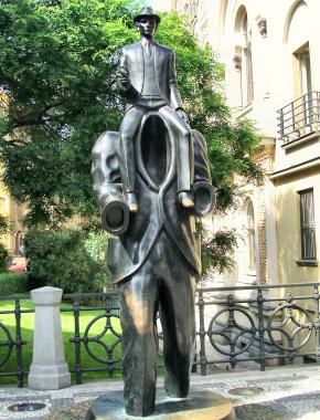 Prague : statue de Kafka.