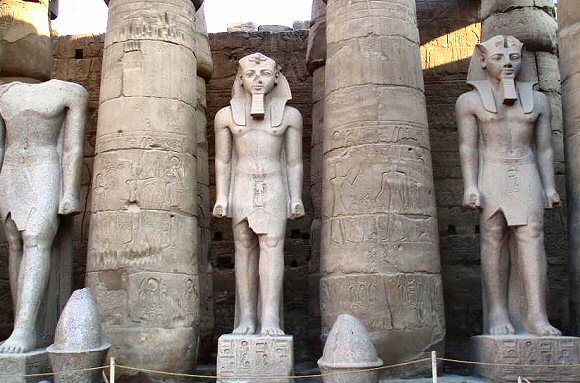 Louxor : statues de Ramsès II.