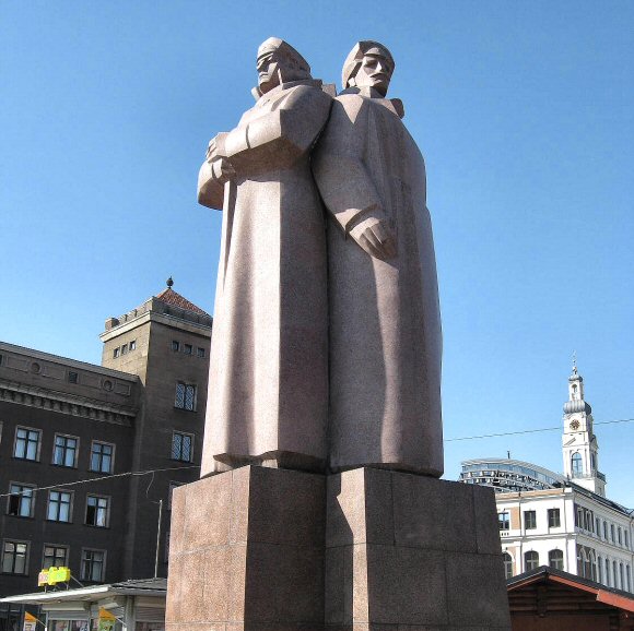 Riga : le monument des Tirailleurs Rouges.
