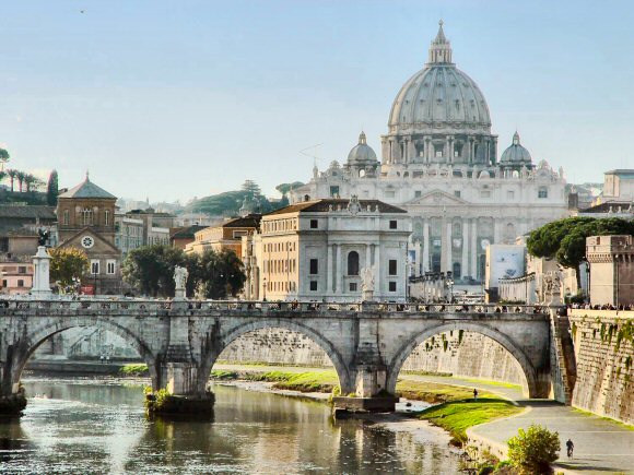 Italie : Rome et la basilique Saint Pierre.