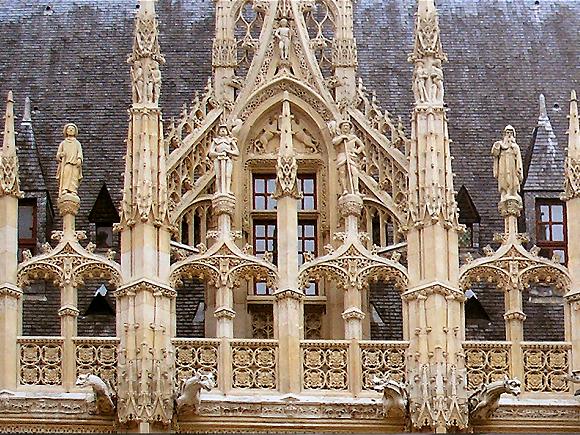 Rouen : ornementation de la faade du Palais de Justice.