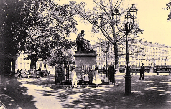 Statue de Rousseau à Genève.