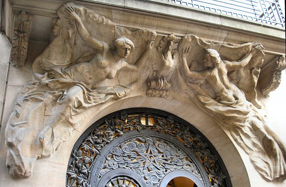 Un portail, rue des Archives, à Paris (3e arrondissement).