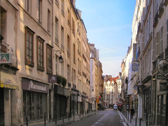 Rue Dauphine, à Paris (6e).