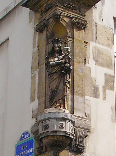 Vierge à l'enfant, statue de la rue de Turenne, à Paris.