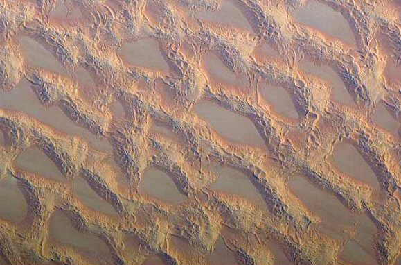 Sahara : champs de dunes (draa), en Libye.