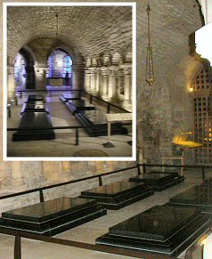 Basilique Saint-Denis (crypte) : tombeaux des Bourbons.