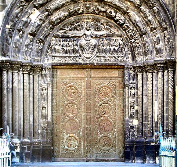 Porte de la basilique de Saint-Denis.
