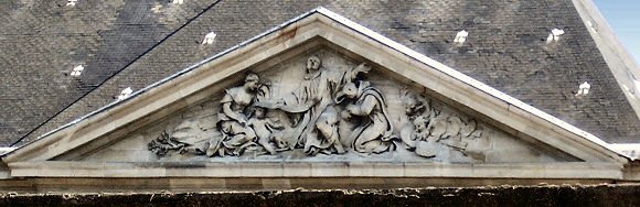 Saint-Denis : tympan de la maison de la Légion d'honneur.