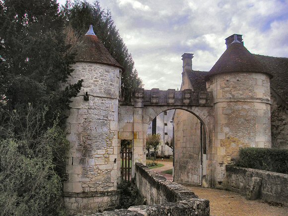 Saint-Jean-aux-Bois : porte fortifiée.