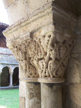 Photo d'un chapiteau de colonne (cloître de Saint-Lizier).