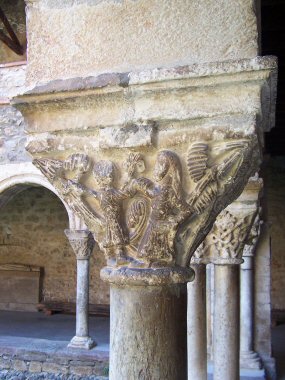 Photo d'un chapiteau de colonne (cloître de Saint-Lizier).