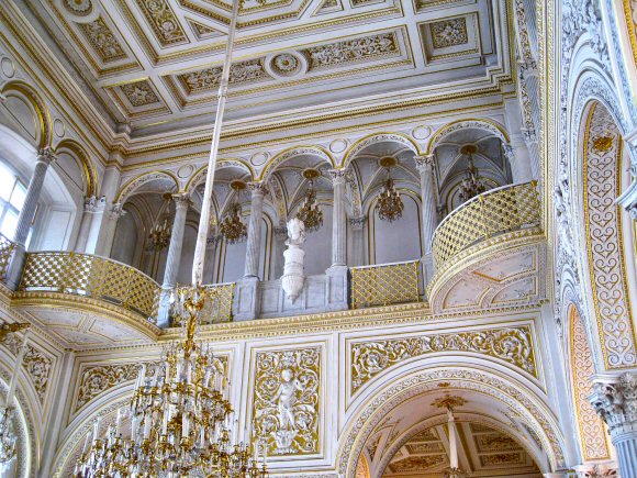 Saint-Petersbourg : l'architecture intérieure du musée de l'Ermitage.