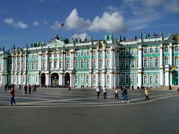 Saint-Petersbourg : le palais d'Hiver (musée de l'Ermitage).