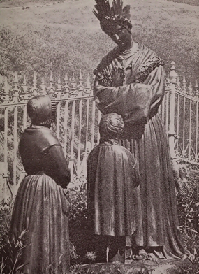 Statue de l'apparition de la Vierge  La Salette.