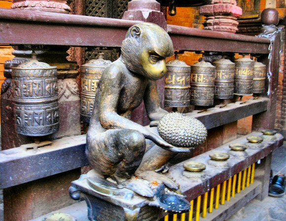 Patan (Npal) : statue de singne du Temple d'or.