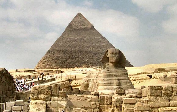 Gizeh : le grand Sphinx et la pyramide de Khephren.