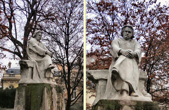 Statue de Balzac, à Paris.
