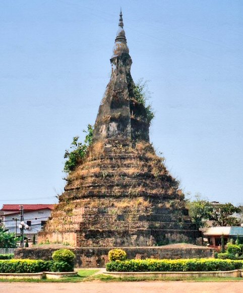 Laos : That Dam, le Stupa Noir, à Vientiane.