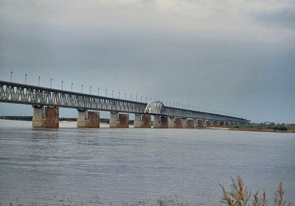 Fleuve Amour : pont du transsibérien.