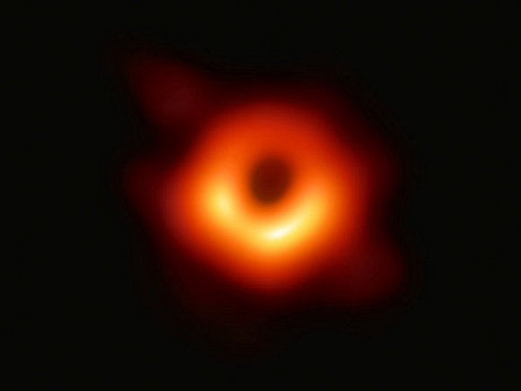 Le trou noir supermassif situé au coeur de M 87.