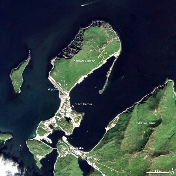 Aléoutiennes : les îles Unalaska et Amaknak vues depuis l'espace.