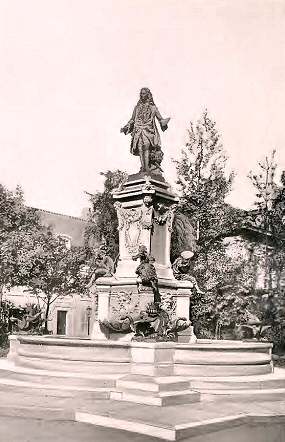 Valenciennes : statue de Watteau.