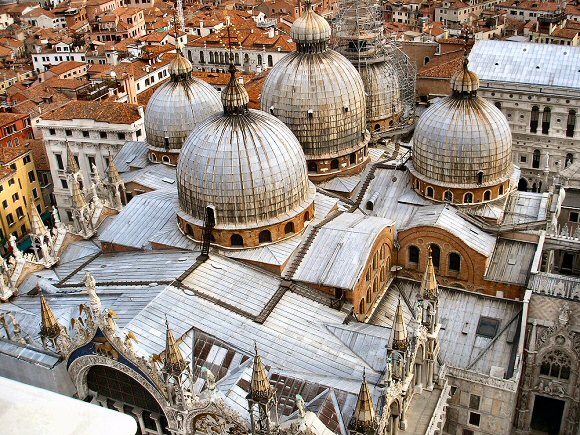 Venise : dmes de la basilique Saint Marc.