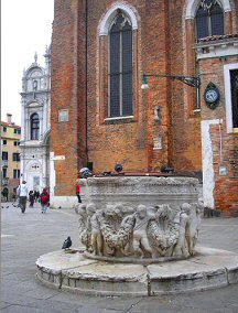 Venise : le Campo San Zanipolo et son puits.