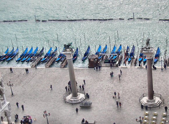 Venise : gondoles.