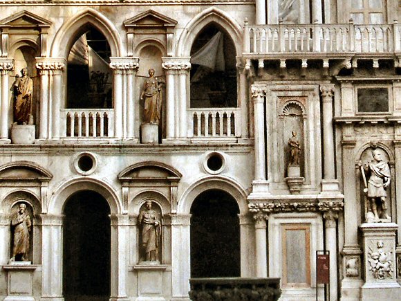 Venise : statues de la cour du palais des Doges.