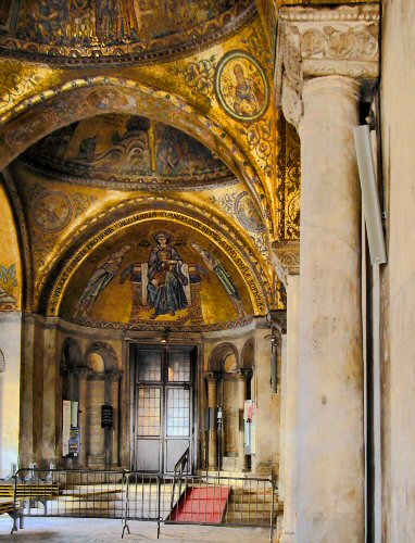 Venise : le péristyle de la basilique Saint-Marc.